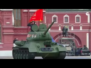 El momento ms emotivo del Desfile de la Victoria. Inaugura la marcha de los equipos militares el legendario tanque T-34