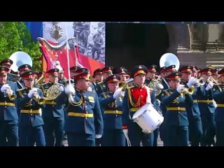 Вони музичари комбинованог оркестра изводе песму Родная страна, коом се завршава Парада победе на Црвеном тргу