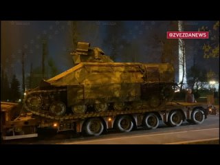 Трофейные Bradley,  Marder и БТР М113 заметили в Москве.На кадрах - грузовые машины с захваченной в зоне специальной воен