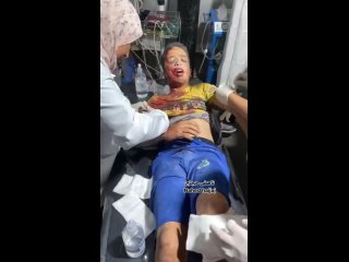 Nios palestinos heridos llegan al Hospital Al-Kuwait tras el bombardeo de los sionistas contra el campamento de refugiado