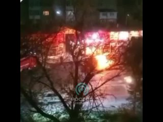 Ещё кадры с места тройного ДТП в Шахтах, во время которого загорелся автомобиль - водитель сгорел. 🔥
