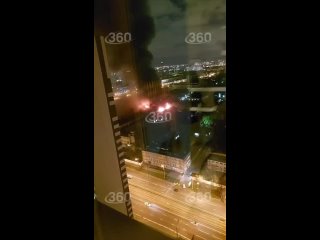 Трехэтажное административно-производственное здание загорелось на улице Буракова в Москве