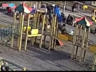 🇷🇺 В Челябинске ребенок свалился с крыши игрового комплекса на детской площадке