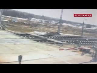 Появилось видео аварии автобуса с поездом в Ярославской области.