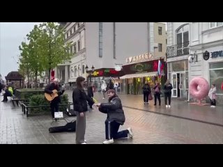 В центре города, в такой холодный и пасмурный день улицу озарило радостное событие!    Казанские музыканты создали... (видео)