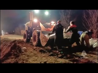 Более 100 сотрудников МЧС укрепляют дамбу в курганской Вороновке
