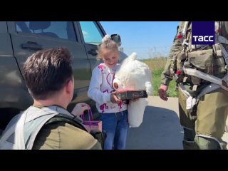 Attack pilots of the Southern Group of the Russian Armed Forces invited a girl from Makeyevka, who meets pilots with the Russ