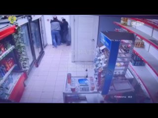 Камера сняла нападение рецидивиста с ножом на людей в магазине Москвы