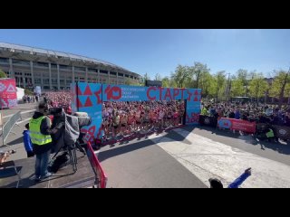 🏃🏃‍♀️🏃 В Москве прошёл юбилейный десятый полумарафон

На кадрах - старт соревнований.