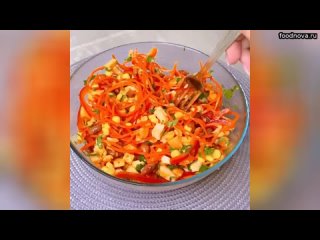 ВКУСНЫЙ САЛАТ   Ингредиенты:  Копчёная куриная грудка  Морковь по-корейски  Фасоль красная  Кукуруза