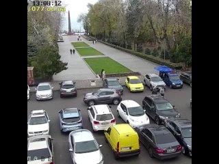 А вот так паркуются девушки на Украине. Вы будете в шоке.