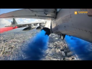 Военная авиация над Москвой раскрасила небо в цвета российского триколора