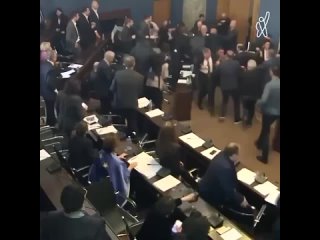 В парламенте Грузии произошла драка между лидером оппозиционной партии «Граждане» Алеко Элисашвили и Мамуку Мдинарадзе — одним и