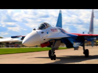 Пилотажная группа “Русские Витязи“ на форуме “Армия - 2021“. Авиабаза Кубинка.