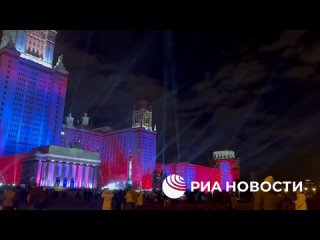 Салют в Санкт-ПетербургеГлавное здание МГУ присоединилось к акции Лучи победы