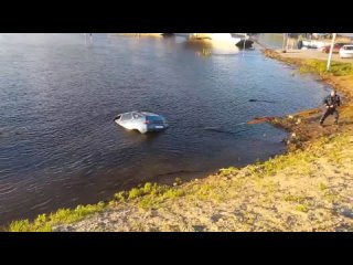 В Павлово автомобиль скатился в воду