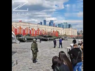 Парада трофеја опрема из земаља НАТО-а, изложена на Поклоној брду у Москви, привукла је пажњу Кинеза