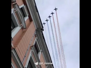 Москвичи сняли, как в небе над столицей самолёты нарисовали триколор во время репетиции воздушной части парада Победы