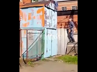 В Кузбассе 8-летний мальчишка чуть не «приплавился» к трансформаторной будке: он в горящей одежде повис на подстанции —... (видео)