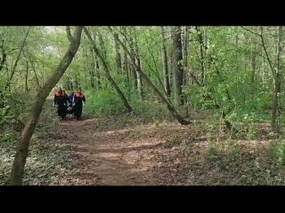 В Уфе спасатели около километра несли на носилках пожилого мужчину, которому стало плохо во время прогулки в лесу