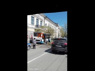 Автобус №98 протаранил дерево на Советской