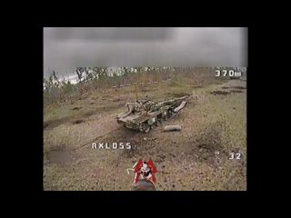 Кадры поражения Т-80БВ ВСУ ударом FPV дрона Спарты с последующим выгоранием боекомплекта