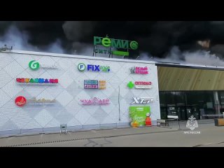 Кровля торгового центра загорелась в Хабаровске