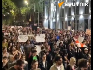 Протестующие в центре Тбилиси против закона об “иноагентах“ устроили шествие