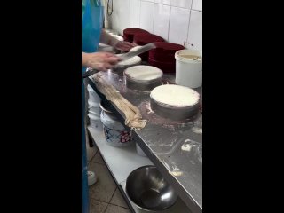 Как готовят торты на прoизводстве