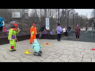 Днем на набережной Ледового озера царили веселье и соревновательный дух. Здесь, на территории, благоустроенной в рамках прези