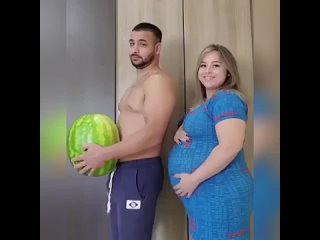 Показала беременность