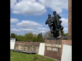 Украинцы снесли крупнейший памятник солдатам ВОВ
