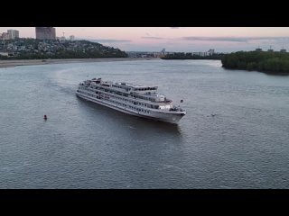 с берега с моста разворот на белой .уфа большой круизный 4 палубный лайнер водоходь - а пушкин набережная реки белая 3 мая 2024