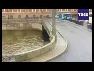 Le moment de la chute du bus dans la rivière au centre de Saint-Pétersbourg