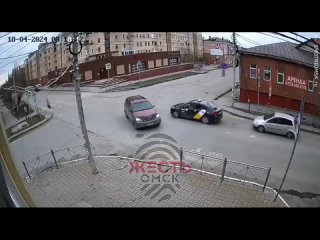Сегодня утром на пересечении улиц Гусарова – Яковлева произошло ДТП

Водитель белого автомобиля проигнорировал знак 2.