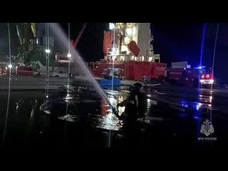 В Петропавловске-Камчатском специалисты МЧС России ликвидируют пожар в ангаре
