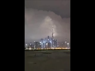Апокалипсис вернулся в ОАЭ: на страну обрушился очередной ливень с эпичнейшими молниями  в аэропортах отменены рейсы, людей