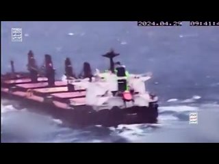 Хуситы опубликовали кадры попадания дрона по транспортному судну MV Cyclades, которое следовало в Израиль.
