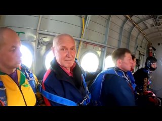 75-летний житель Новосибирска совершил прыжок с парашютом