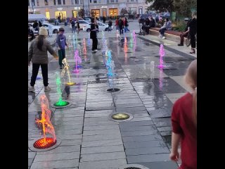 Если пропустили, то в центре города снова на днях включили подсветку у фонтана. Выглядит красиво (видео)