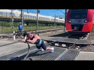 🚆 Атлет-экстремал из Петербурга сдвинул 300-тонную «Ласточку»  Атлет и тренер Денис Вовк доказал, что нет предела... (видео)