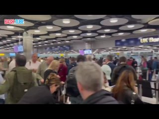 🇬🇧 В Великобритании фактически остановлена работа аэропортов, залы переполнены недовольными
