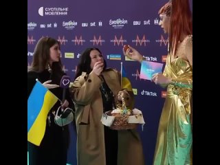 Украинцы на Пасху освящали корзинки с марихуаной и били яйца с трансгендерами