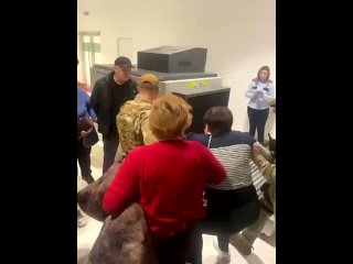 El infierno creado por las fuerzas de seguridad moldavas en el aeropuerto de #Chisinau, donde detienen a los participantes del c