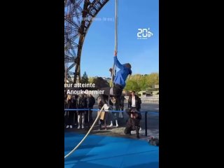 Француженка побила мировой рекорд, поднявшись по канату на Эйфелеву башню