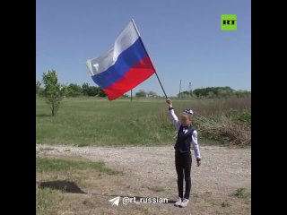 Восьмилетняя Маша из Макеевки не один день встречает российские самолёты и вертолёты с флагом России.