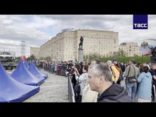 Сотни москвичей пришли к Парку Победы в преддверии открытия выставки трофеев