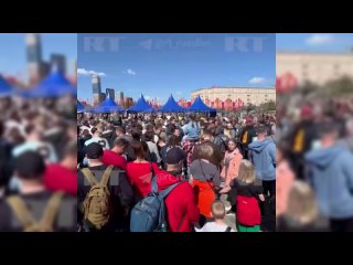 Поклонная гора в Москве собрала тысячи желающих посмотреть более чем на 30 образцов трофейной техники НАТО