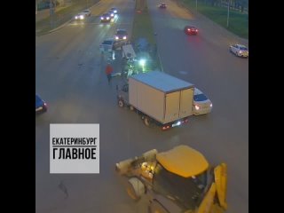 ДТП на Бебеля попало в объектив камеры. Говорят, что водитель мог уснуть за рулём.  Посмотрите сколько людей бежит... (видео)