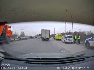 Скорая помощь и «КамАЗа» на трассе Екатеринбург – Тюмень